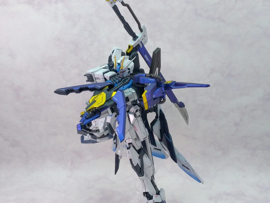 クラレント・ビームソードは左腕装着時、クロスボウ風の射撃武器としても使用可能。ソードストライクでは攻撃手段が少なかった貴重な中距離射撃武器に。