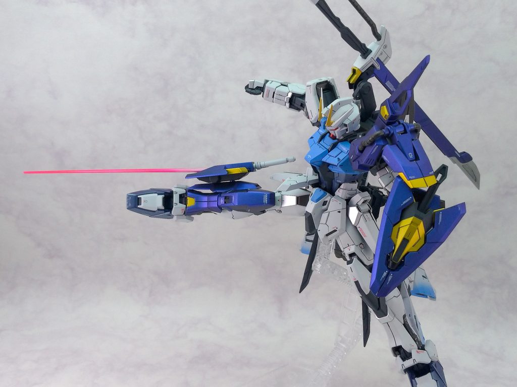 武装②右足アーマーからはビームソード出力可能。イージスにもあった脚部先端サーベルを参考に、SEED本編でも足技を多用していたため足にも攻撃武器&フレーム保護としてアーマーを装着。ここはパーツ内側にネオジム磁石を仕込んでおき、磁石接続としています。