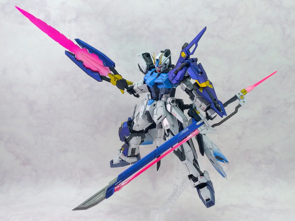 武装①シュベルトゲベール&クラレント・ビームソードHGトライスラッシュブレイドを左腕シールドに取り付けられるように調整(イメージ的には仮面ライダー龍騎のナイトサバイブみたいな感じ)。元々大振りな武器なのでHGサイズでもMGクラスに持たせても丁度いい感じになったと思います。