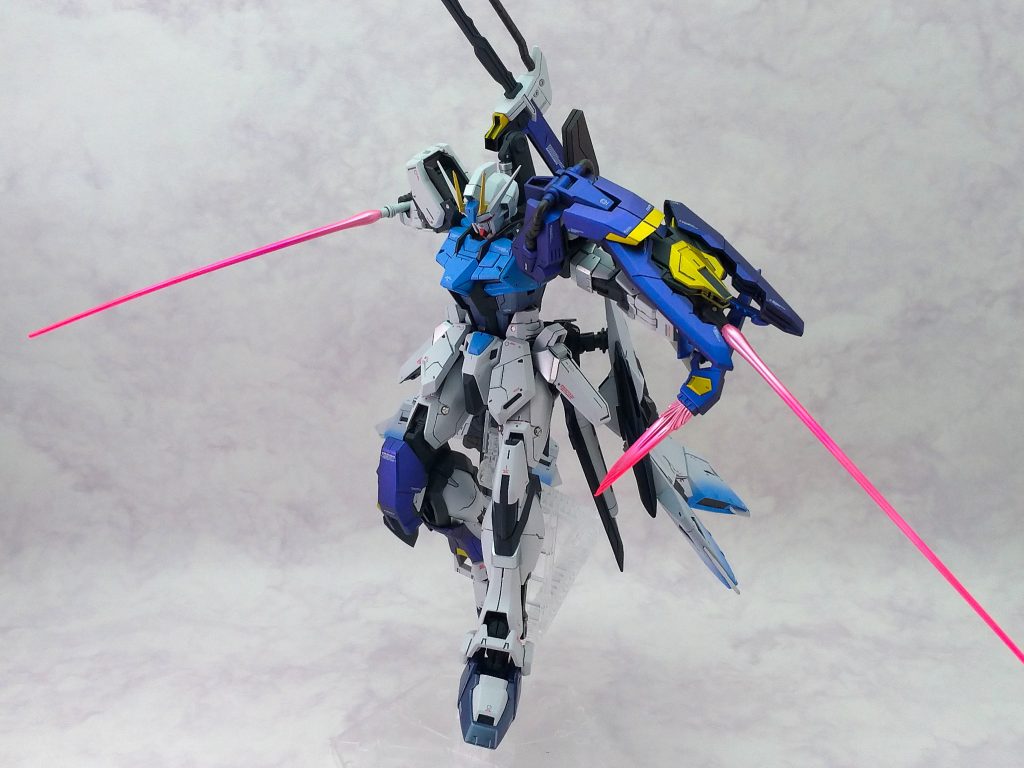 武装③マイダスメッサー&ビームサーベル右足アーマーにサーベル1本マウントしているので予備武器としても使用可能。またパンツァーアイゼン先端を開口し、ここからもビーム刃を出力可能。