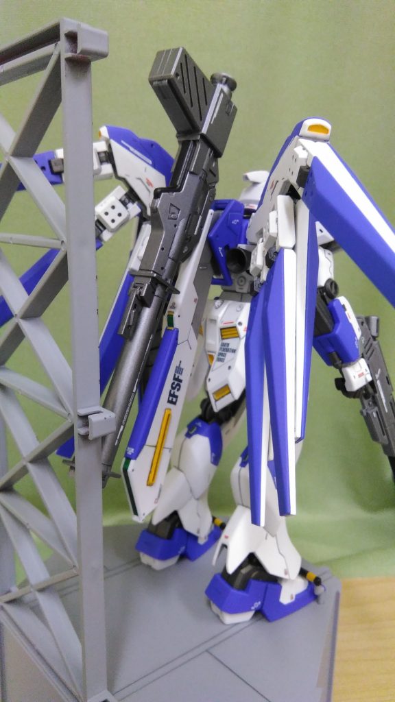 バックパックは気に入らなかったので、持っていた雑誌付録から改造製作しました。バズーカも脱着可能です。キット付属のフィンファンネルは2個しか稼働しないので、4個分を追加購入しようと思いましたが購入出来ず断念。ですので、パーツを100均のお湯プラで型取りし、これまた100均のレジンで複製しました。お湯プラなら、綺麗に型取り出来るまで何回でもやり直せるので良いですね。