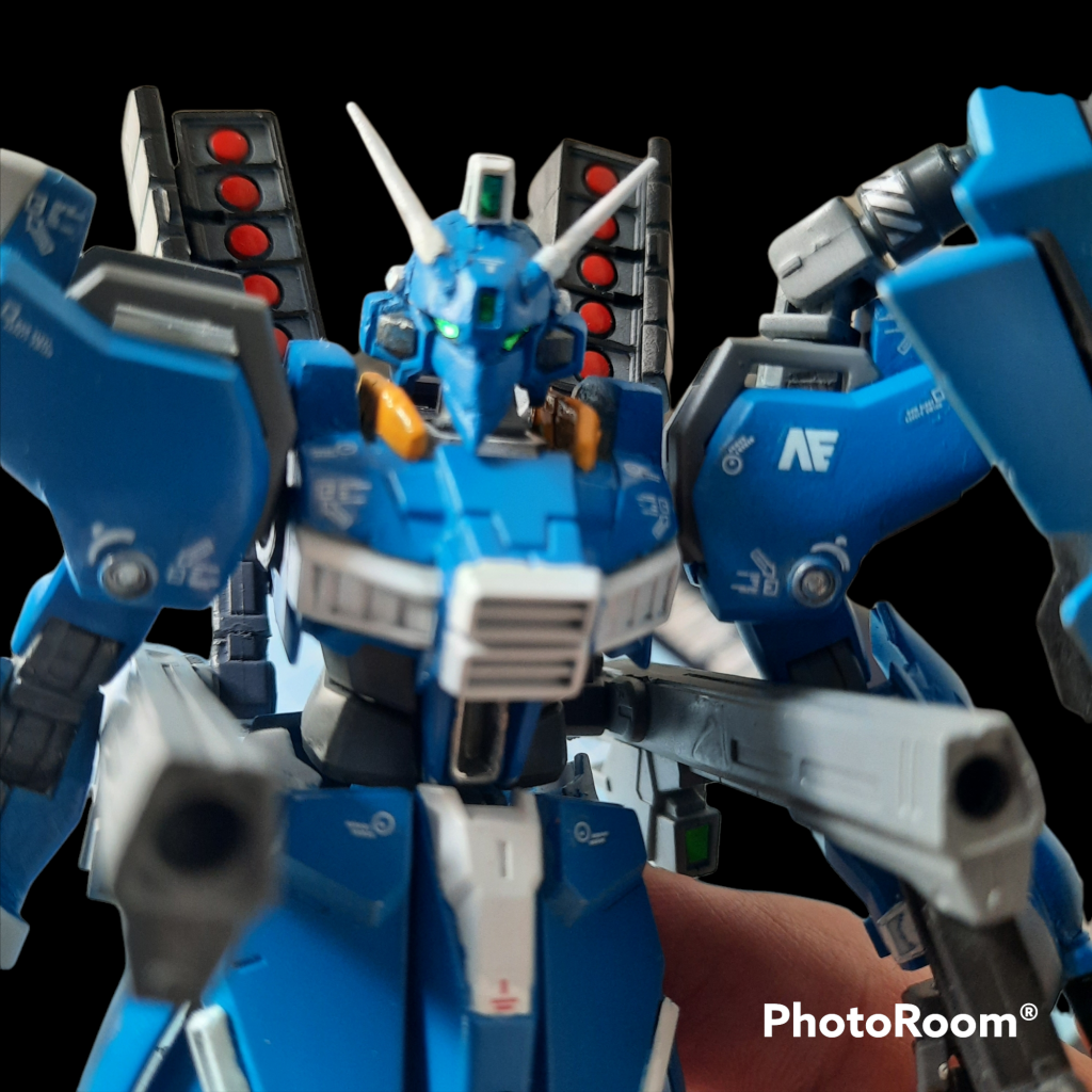 バックパックに装着されているのはZZ2のビームバズーカ。アームを付けてスウィングして前へ出せる様にしました。