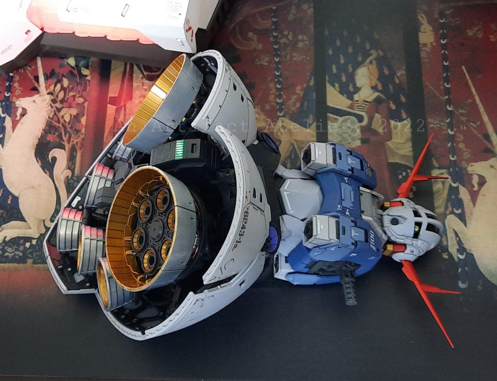 シルバー立ち上げからのクリアーホワイト塗装で仕上げたバーニア群は角度によって違った色合いに見えます。ご覧いただきありがとうございました。