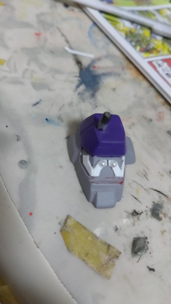 足の模様をプラ板とラインストーンで追加の様子