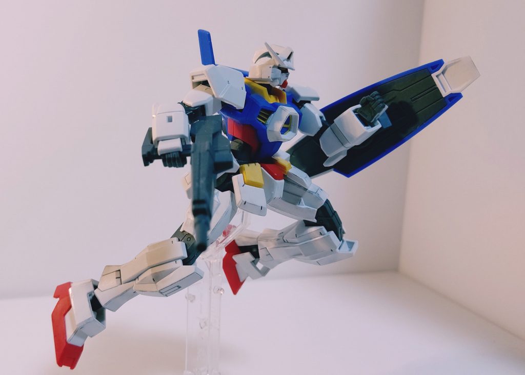 ドッズライフルを構えて追撃シールド裏もディテール細かくて素晴らしい。
