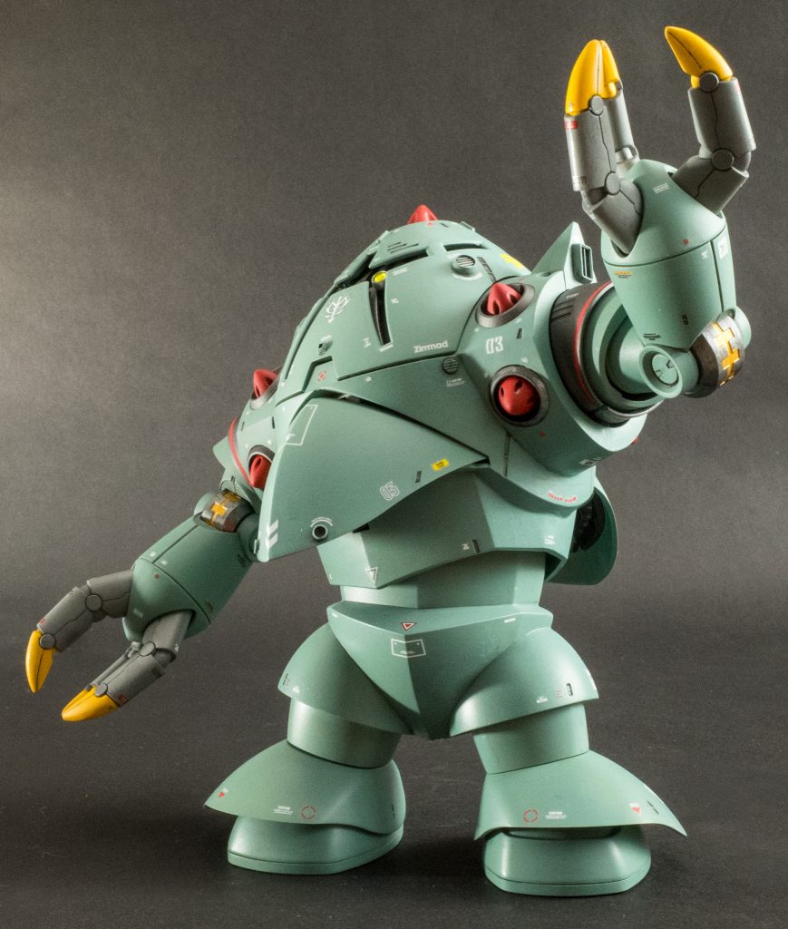 可動にかなり制限のある機体ですがファイティングポーズは意外にカッコいい。