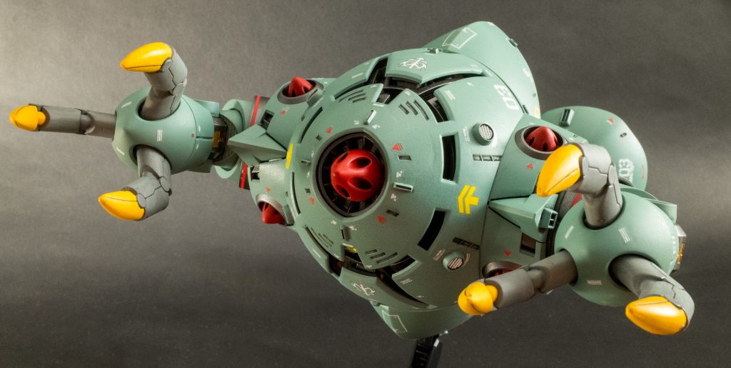 水中潜行をイメージしたポーズ。頭頂部のフォノンメーザー砲がアクセントになってカッコいい。