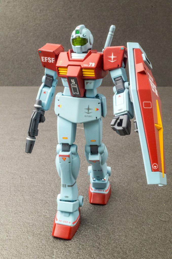 可動に優れるエントリーグレードなので歩行ポーズも自然。