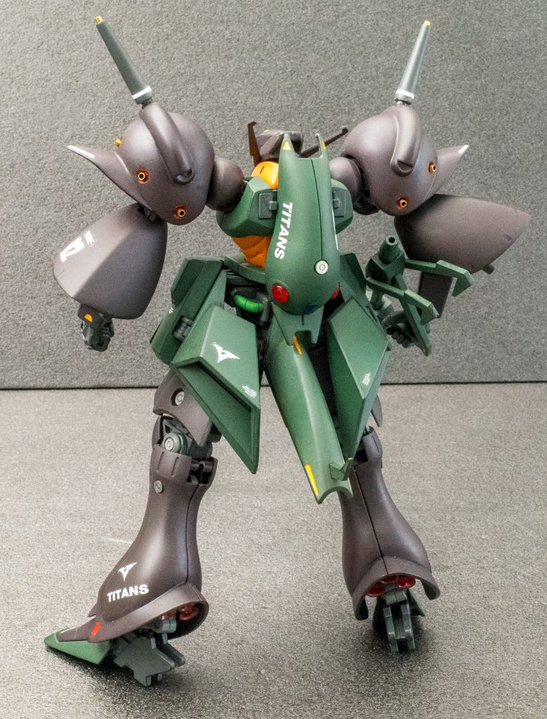 背面も独特なスタイルをしています。