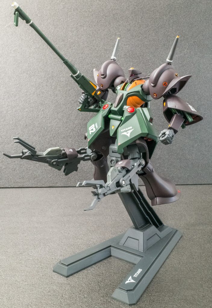 脚のクローをむき出しにする姿もゲテモノ感あって好きです。