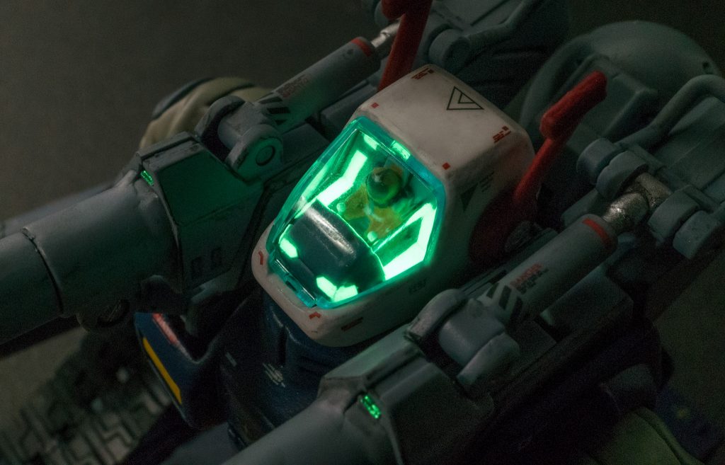 コックピット内は蓄光シールで光ります。