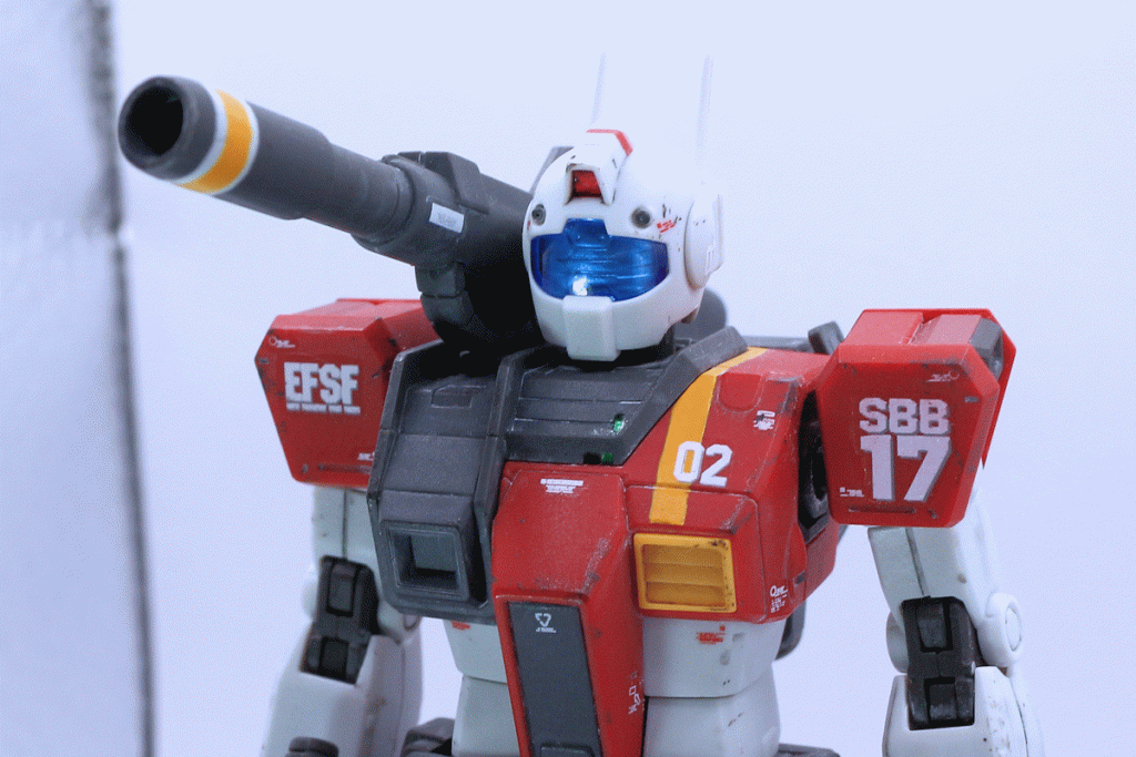 肩のスラスターのパーツは、好みで赤に塗り分けました。肩やキャノン砲のイエローは色が乗らず大変でした。