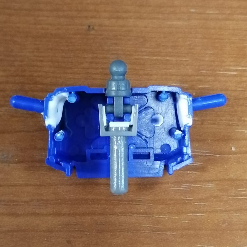 胴体を後はめ。肩関節を少し上げています