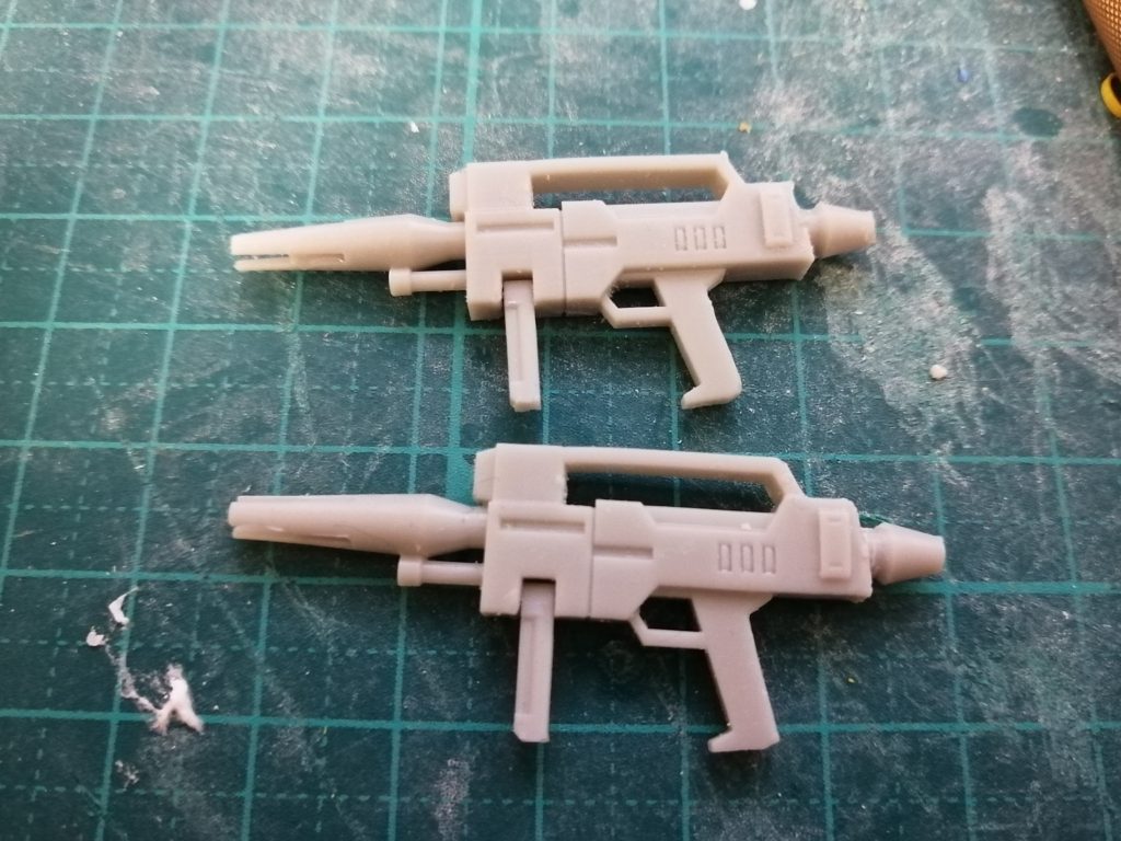 武器も新規造形。グリップは別パーツにしていて、可動します