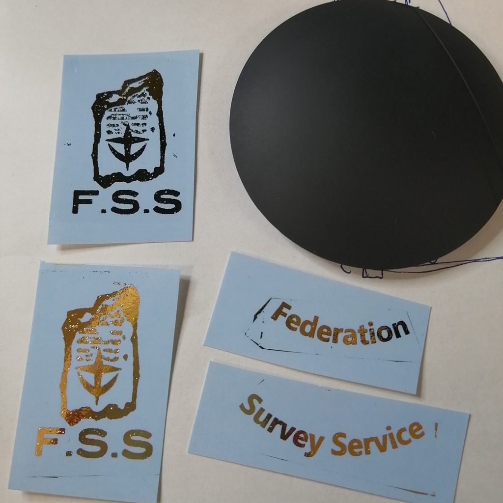 FSSマークは、金のスタンピングリーフを使って、F式ホワイトデカール方式で作成しています
