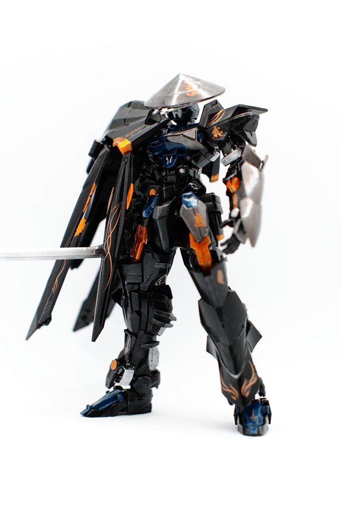 GBNで荒らし行為等をするならず者を闇に葬る仕事人…みたいなイメージです。傘は30㎜のパーツ、刀はバルバトスのものを使っています。色は黒とブルーを基調に、金色の差し色が結構いいんじゃないですかね。作り始めた当初はもうちょっと色分けするつもりだったんですが、忙しすぎてもういいや!ってなって真っ黒になりました。でも全然カッコいいですね。ええ。