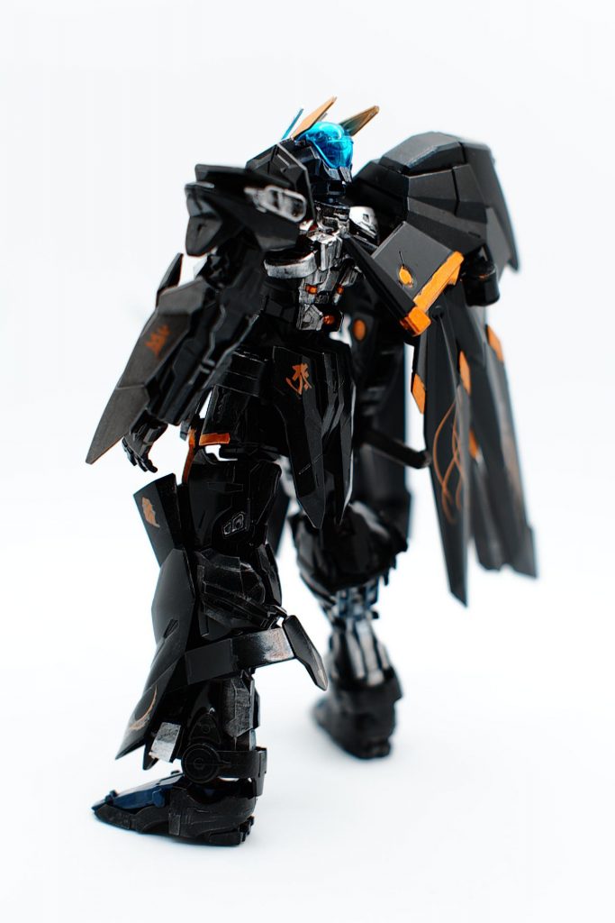 斜め後ろから。背中のメカがむき出しになってる感がいいですね。