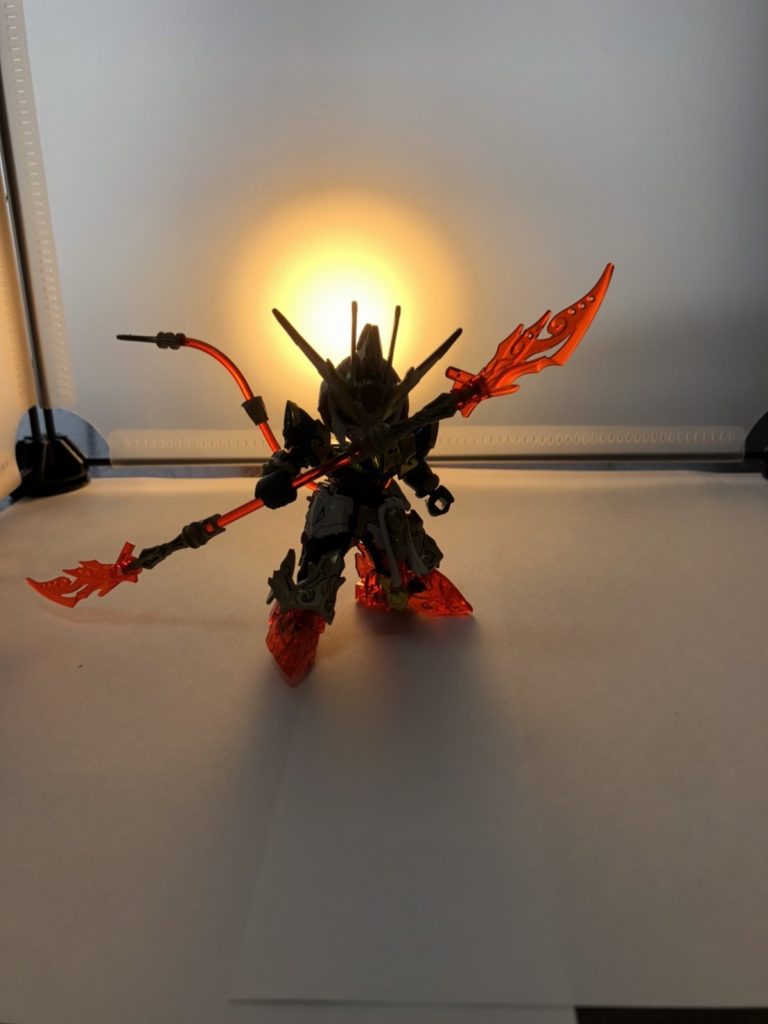 最後に、たまたま写真に収めることができた、謎にかっこいいと思われる写真です!悟空インパルスガンダムは、SDガンダムワールド ヒーローズの中核となるキャラであり、1主人公でもあるため、夕日をバックにした写真がカッコよさを引き出していると勝手に思っていますwちなみに、この夕日と見立てている灯りは、倒れてしまったライトですw偶然の産物でいい写真が撮れました!私が住んでいる近所の電気屋に、昔はたくさんのガンプラが置いてありどれを買って作ろうか迷うレベルでした。しかしコロナの影響なのか、今はもう殆どなにもない状況でSDシリーズのガンプラしか置いていない状態の中で、復帰するなら簡単なものから始めようという元で、購入・作成しました。これを期に、またガンプラ作成を行っていこうと思うので、よろしくおねがいします!