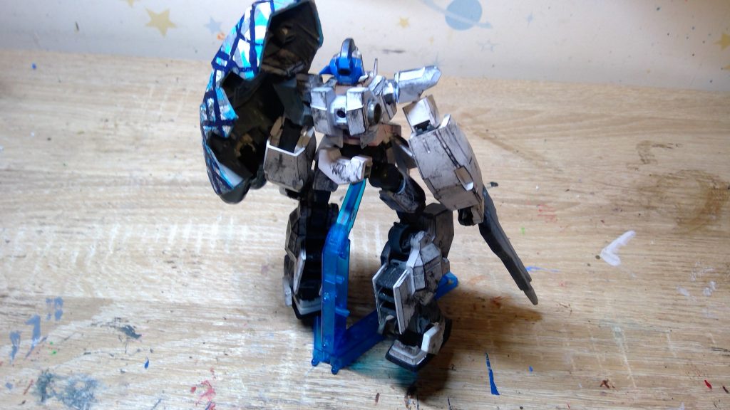 最初は両方バインダーをつけようとしたけど軸が折れたので片方だけ取り付けました。おかげでかなり左に傾いてます。あいた穴はコトブキヤの丸ノズルで塞ぎました。