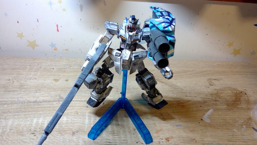 バインダーにはキャノンを装備してありこのように構えることもできます。塗装は主にアクリルガッシュを使用しました。一部パーツはドライブラシのみ、または白サフをふいたあとにドライブラシで簡単に済ましました。