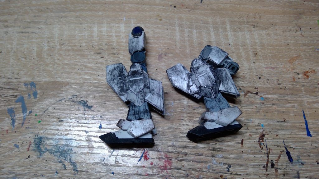 ダブルオーの膝から上の関節を移植したヘイズルの足です。こういう移植はやったことがないのでかなり緊張しました。この移植をしたおかげでダブルオーの腰にヘイズルの足を取り付けれて、ついでに足が長くなったので１/１００のパーツをつけてもあまり変な感じになっていないのでやってよかったです。