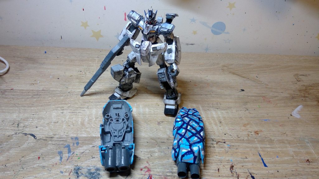 バインダーにつけているシールド兼キャノンです１/１００の物を１/１４４につけているのでとても迫力があります。この迷彩のような塗装も初めてやるのであまり上手くいきませんでした。正直外したほうが好きです。