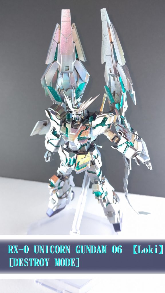 ホロウェーブサーフィス搭載実用試験型の機体。。虹色に輝くサイコフレームの共振波を自在に操る様相からトリックスター“ロキ”のコードで呼ばれる。。