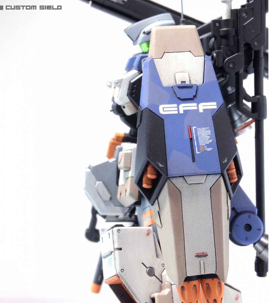 盾はエコーズジェガンのものをベースにスジボリやプラ板でディテールを追加、サイズが大きすぎると思ったので短く切り詰めて裏側に30MMのパーツでミサイルを配置。