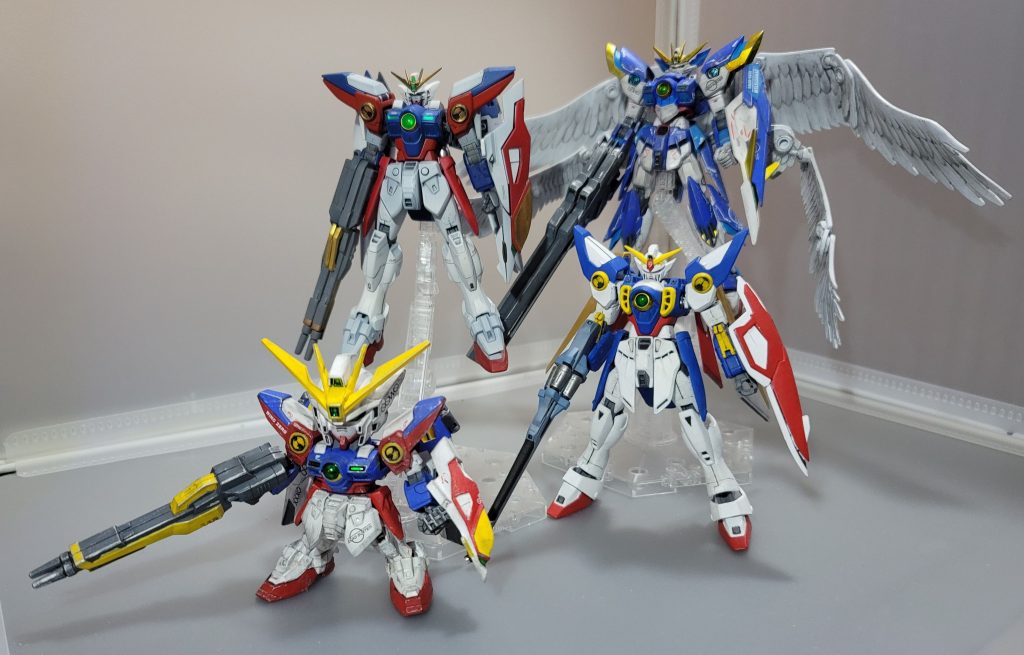 うちの完成作品ウイング系と一緒エアブラシで塗装したTV版ウイングゼロが最古参で、次にTV版ウイングSDEXのTV版ウイングゼロは本機と同時制作したものです実はこのゼロカスのハンドパーツはTV版ウイングにあげたのをパクってきたものですどこも売ってないんだよね、仕方ないね買えたら絶対に返すから許してくれ