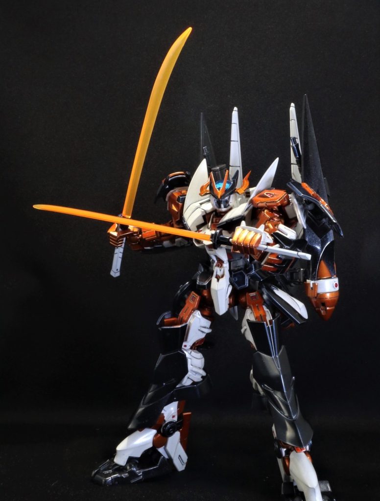 ポージング①: GNロング/ショート ビームサーベルを構えて。本機の主武装。右手にロングソード、左手にショートソードを持つオーソドックスな2刀流。