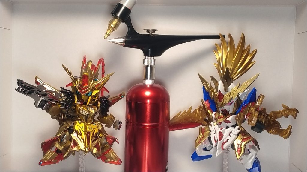 充電式のコンプレッサーだと風圧が少し足りなかったみたいで、芯をガンマカエアブラシ用の物に変えてギリギリ吹けました。マッキーの金を使って全塗装を試したのですが、発色と隠ぺい力が強かったので筆塗りにも使えて良い物でした。しかし最近の濃いめの金成形色はいい感じに光ってますねwダンボールと新聞紙で作った簡易塗装ブースしかなく、部屋の窓を全開にしての作業になる為、塗装がやりたくてもなかなか出来ない日々が続いていました。その寒~い冬がそろそろ終わりそうな感じなので、新作の方もじゃんじゃん作っていきたいですね!最後まで閲覧して頂き、ありがとう御座いました!!