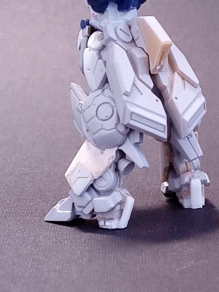 すねをいったん切り離して、エポパテで間をうめるようにして延長。※かかとは3体目につかっているもの