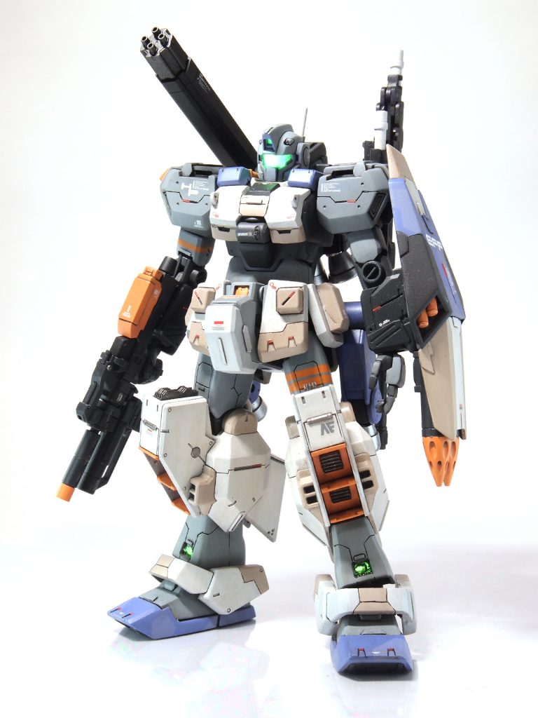 「ガンダムUC」内におけるトリントン基地襲撃の防衛用に駆り出されたMSの中の一機として想定しています。以下設定です。かつての試作機「パワードジム」のアップグレード版として、U.C.0083当時からいるメカニックたちがロートル機のジム改をベースに、10年以上かけて様々なMSのパーツを集めて強引にスペックを引き上げた魔改造MS。ジオン残党軍襲撃のタイミングで「ここぞ」とばかりに戦場に送り込まれた、デッドストックMSの真価やいかに…U.C.0096にいても違和感のないよう、色々な時代の機体と合わせてジェガンD型のパーツを盛り込むことで説得力を持たせています。本体は主に以下のパーツを使用しています。○頭部:パワードジム(自前ジャンク)○胴体:Ez-8(メルカリでジャンク購入)○肩・BP・盾:エコーズジェガン(メルカリでジャンク購入)○腕:ジムストライカー(自前ジャンク)○腰〜脚部:ヘイズル改(フォロワーさんからご厚意の戴き物)○腰部ブースター:シュバルベグレイズ(メルカリでジャンク購入)○肩キャノン:30MMのパーツ+Ez-8の股間パーツ(自前ジャンク)気軽にガンプラが買えない昨今、メルカリなどフリマアプリは大変頼りになります。お世話になりましたm(_ _)m