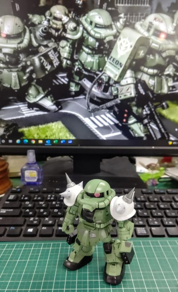 肩アーマーやディティールアップのプラ片装着！