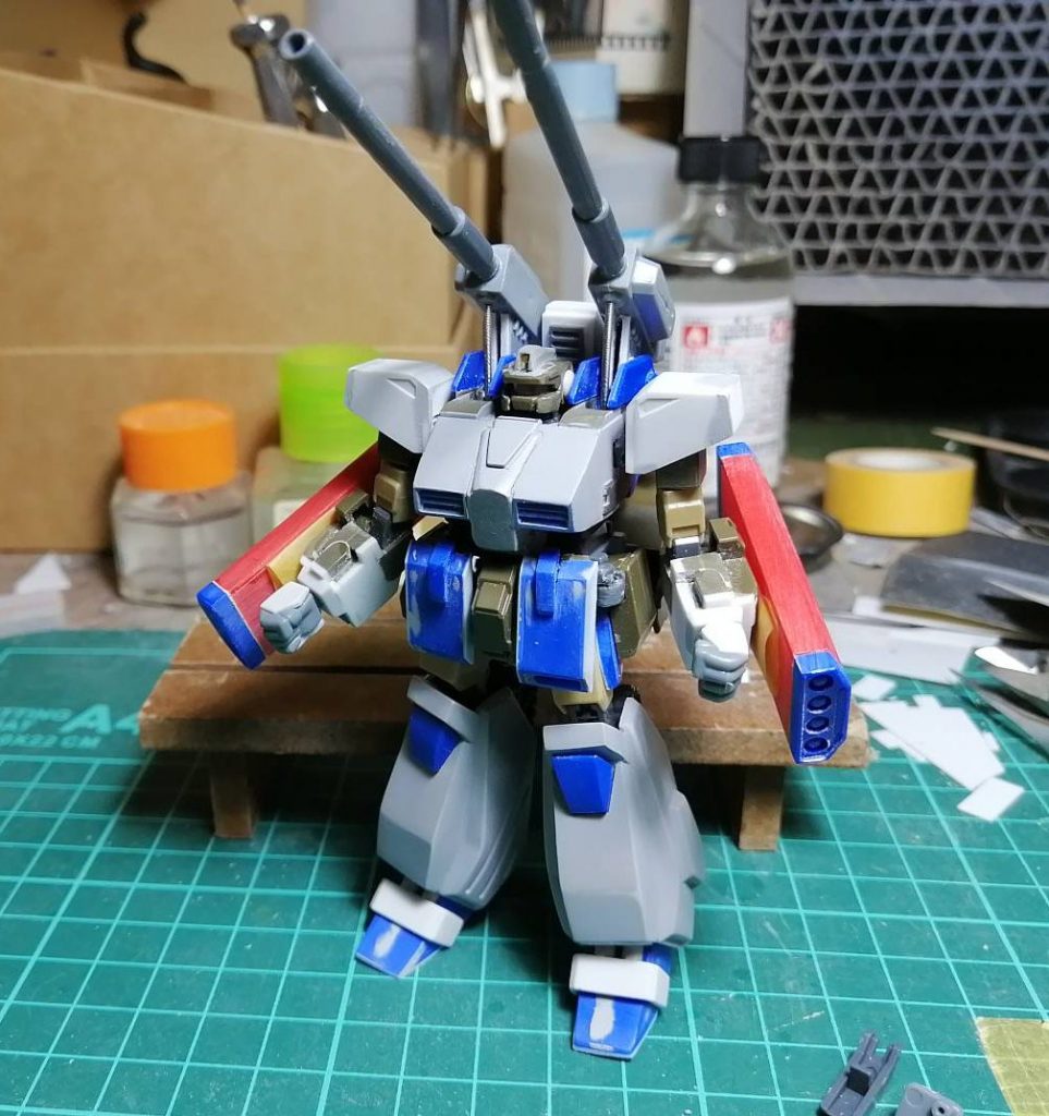 塗装前の仮組写真。プラ板やスジボリ等でディティールをあえて増やさず、元のガンタンクR-44のキットのツルンとした情報量のままミキシングする事を念頭に置いて作りました。その方が古いキットを今風に直した感がでると思ったもので(;^ω^)