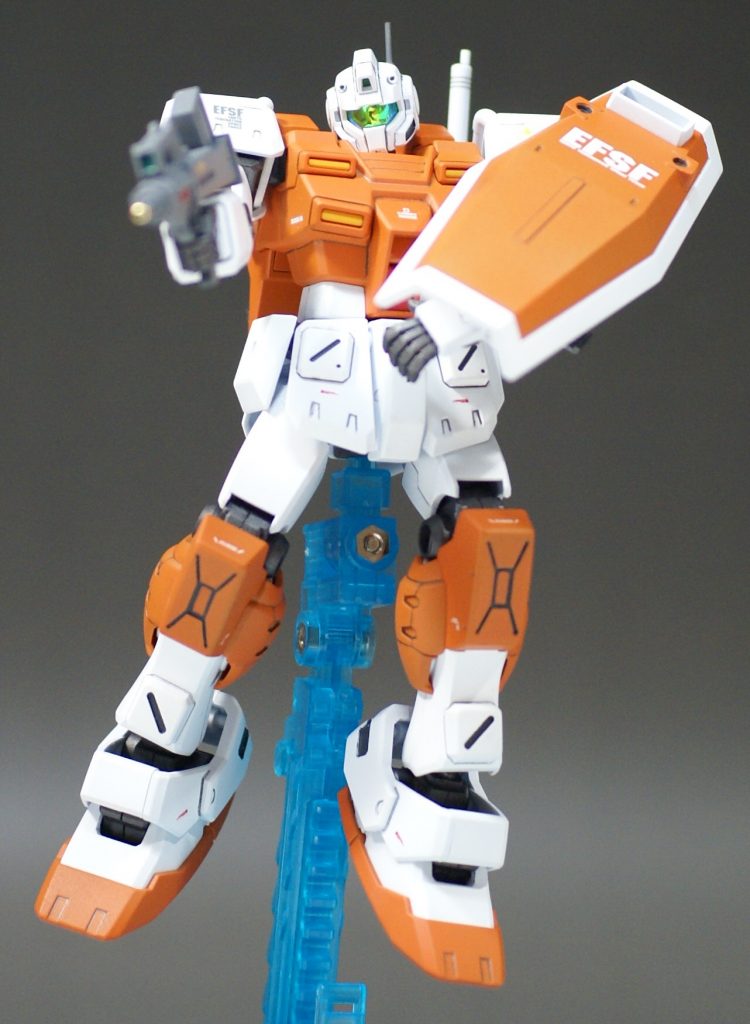 ブルパップマシンガンの銃口にはメタルパーツとしてつぶし玉を使用。