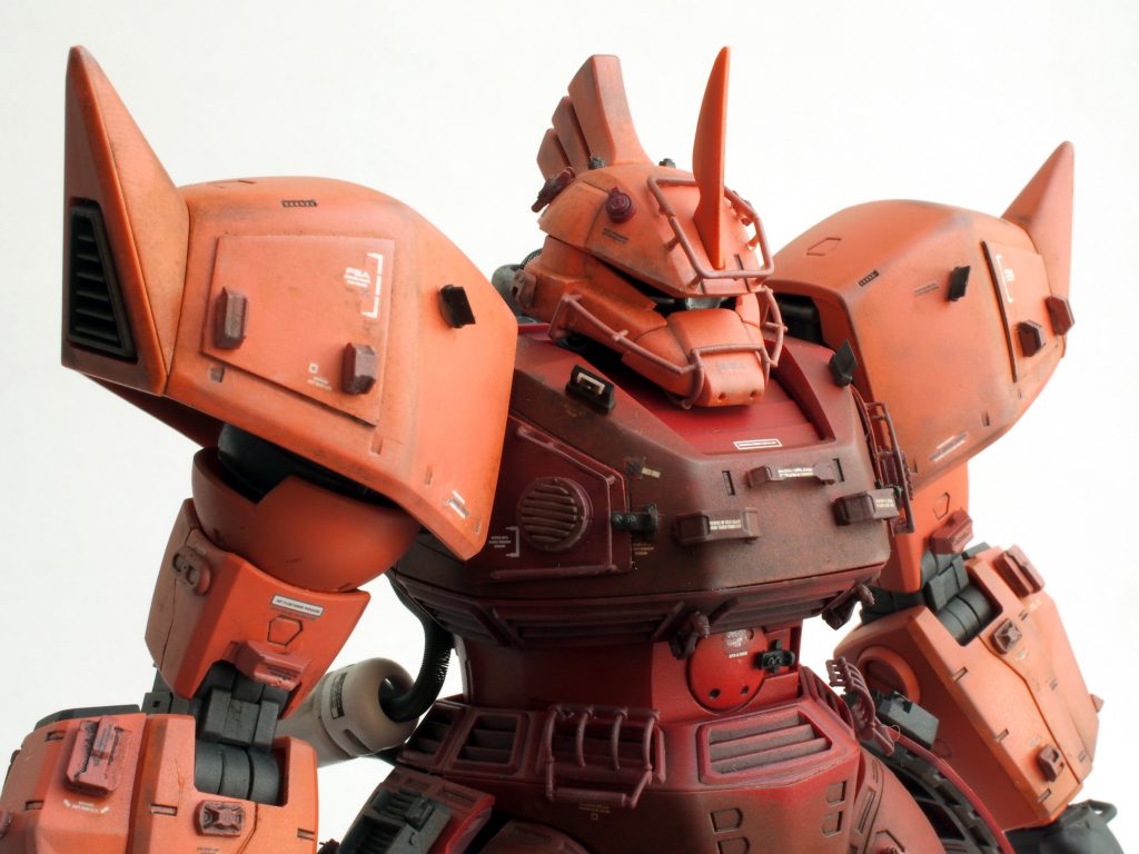 ヘルメットや胴体、腰部にメンテナンス用パイピング、こまかなディテールアップパーツを取り付けて、リアル感を少し演出してみました。