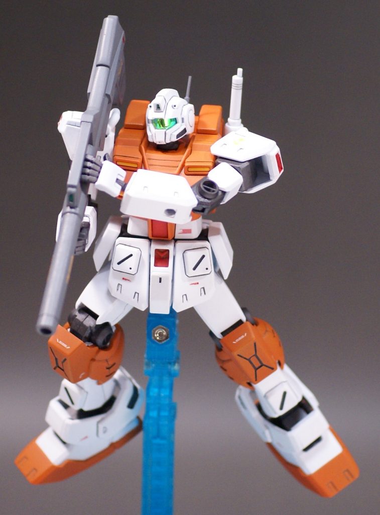 有名なパワードジムのバズーカの構え。