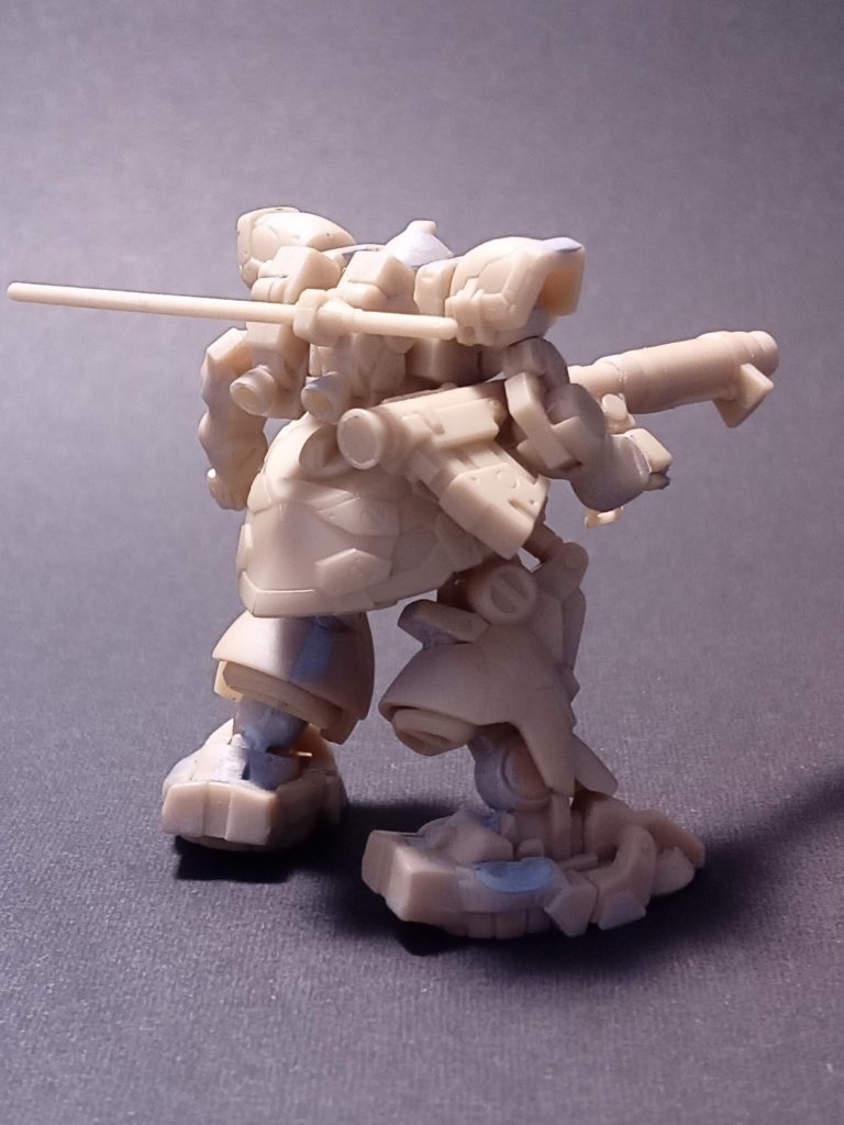 ランドセルのヒートサーベルも似せるため横にしました。足のホバーユニット?も付けず穴を埋めました。