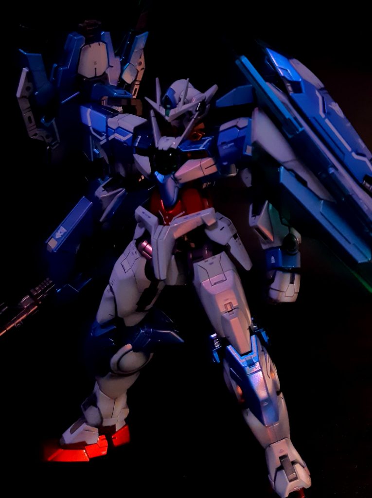 これは照明を落としまくって実際に見える偏光レッドの色に近づけた状態で撮影しました。赤く映っちゃいるが暗すぎてボツ写真ですね。。。。↓からは黒背景で普通に撮った写真です