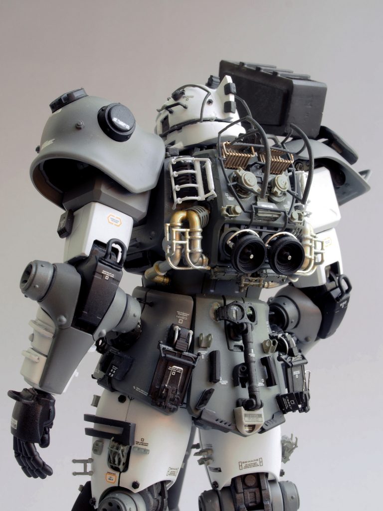 後の高機動型ザク06Rのバックパックの原型になるイメージで、機材がむき出しに配置されている状態を再現しました。