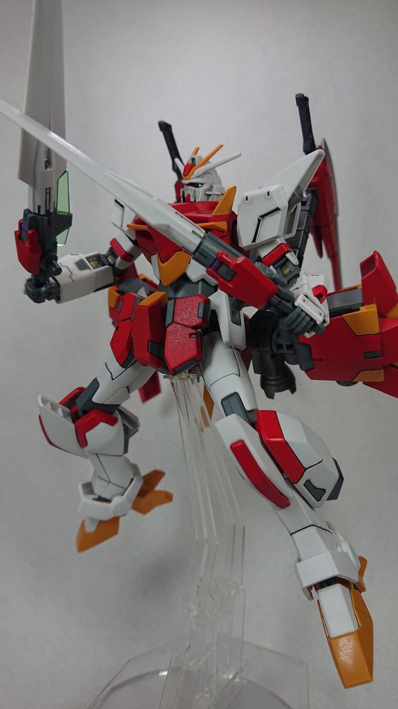 脚部は「ウィンダム」脹脛とその横に装備されているスラスターが採用理由