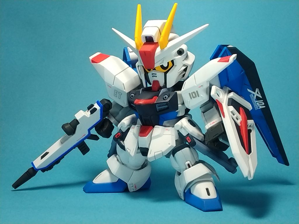 股関節はシルエットブースター2に入っている、最新型のスイング機構付きの物に変えあります。手前側だけでなく奥側にも少しだけスイングできるので、足をより深く腰側に沈める事が可能になっていて、SDフレームをより短足に見せたり、開脚もさせ易くなっていてなかなか優秀な股関節でした。このシリーズは元々色分けも優秀で、部分塗装とつや消しトップコートのみでも見栄えが良く、アクションギミックも凝ったものが多くて、今改めて撮影してても楽しいですね。最後まで閲覧していただき有難うございました!!