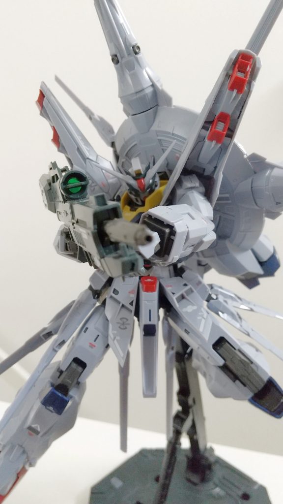 ちなみに腕のシールドを外せば、ヒームライフルを両手で構えることもできます。この独特な機体デザインでここまでの稼働を可能にするのは驚きです。さすがMGです。