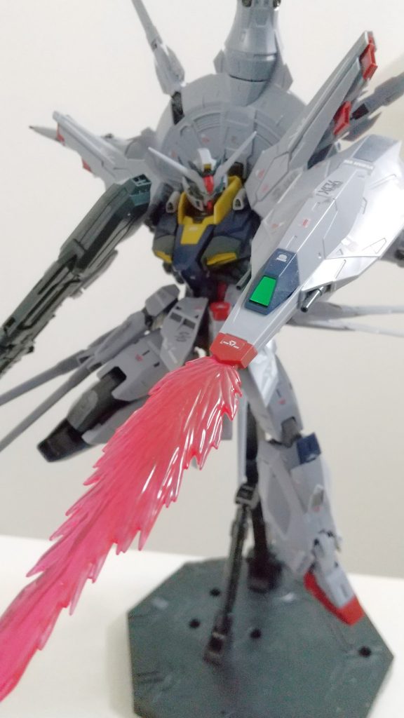 超大型ビームサーベル装備。すみません、これは画面に入りません笑   そして保持が厳しいです。ただ、大迫力間違いなし。ちなみにビーム刃のエフェクトの長さはビームライフル本体より長いです笑