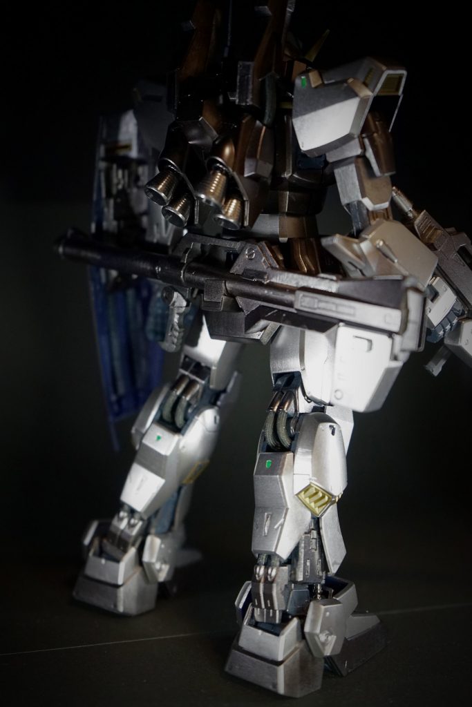 逆サイドの背後から。メインカラーの銀への変更に伴い、その他もメタルカラーに変更したため、なんだか重厚感のある仕上がりになったと感じてます。