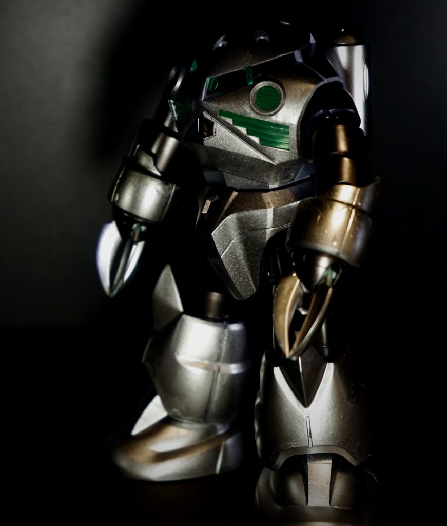 今回も重そうな感じに仕上げてみました。当時はJoshinさんが最低でもガンプラを3割引で売ってくれていたので、500円ほどで購入できて小学生のお財布に優しいキットという印象でした。