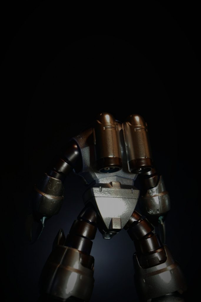 後ろから。次作は金属感から一度離れた作品を作りたいです。