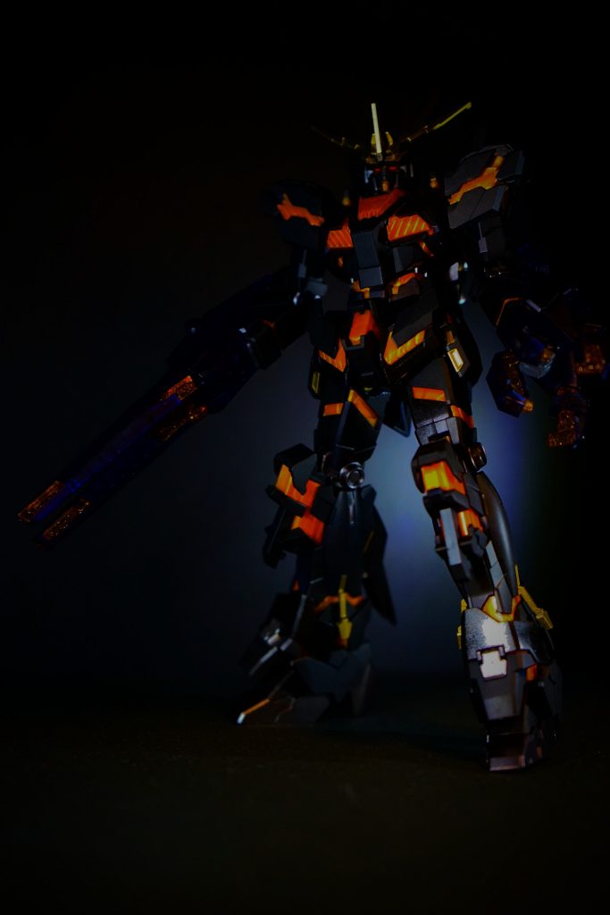 本体はつや消しブラックと焼鉄色などで塗装。シャインシルバーも少し使用しています。クリアパーツ部にはクリアヴァイオレットを吹いています。