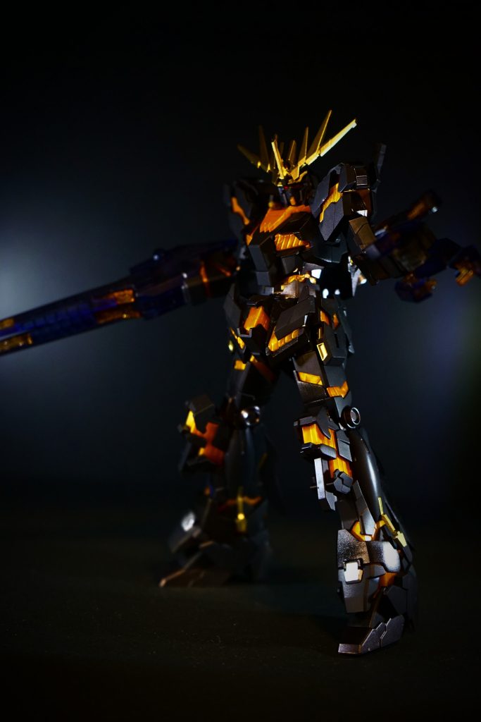 武器構え。角等一部のパーツにはゴールドを吹きました。